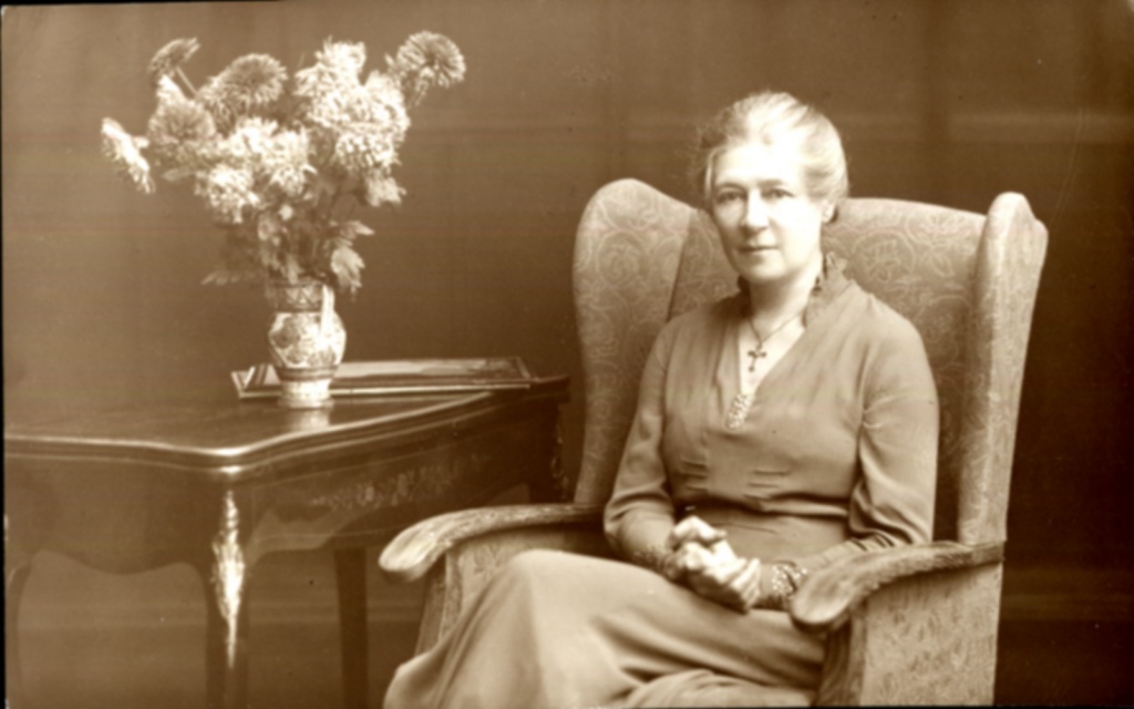 A képen Clara Codd, a Teozófiai Társulat nemzetközi előadója